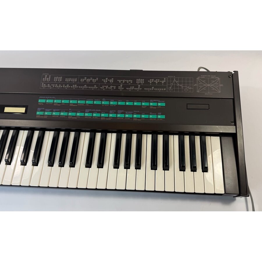 Yamaha DX7 (Damaged right panel)