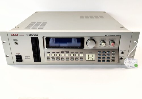 Akai S3000 