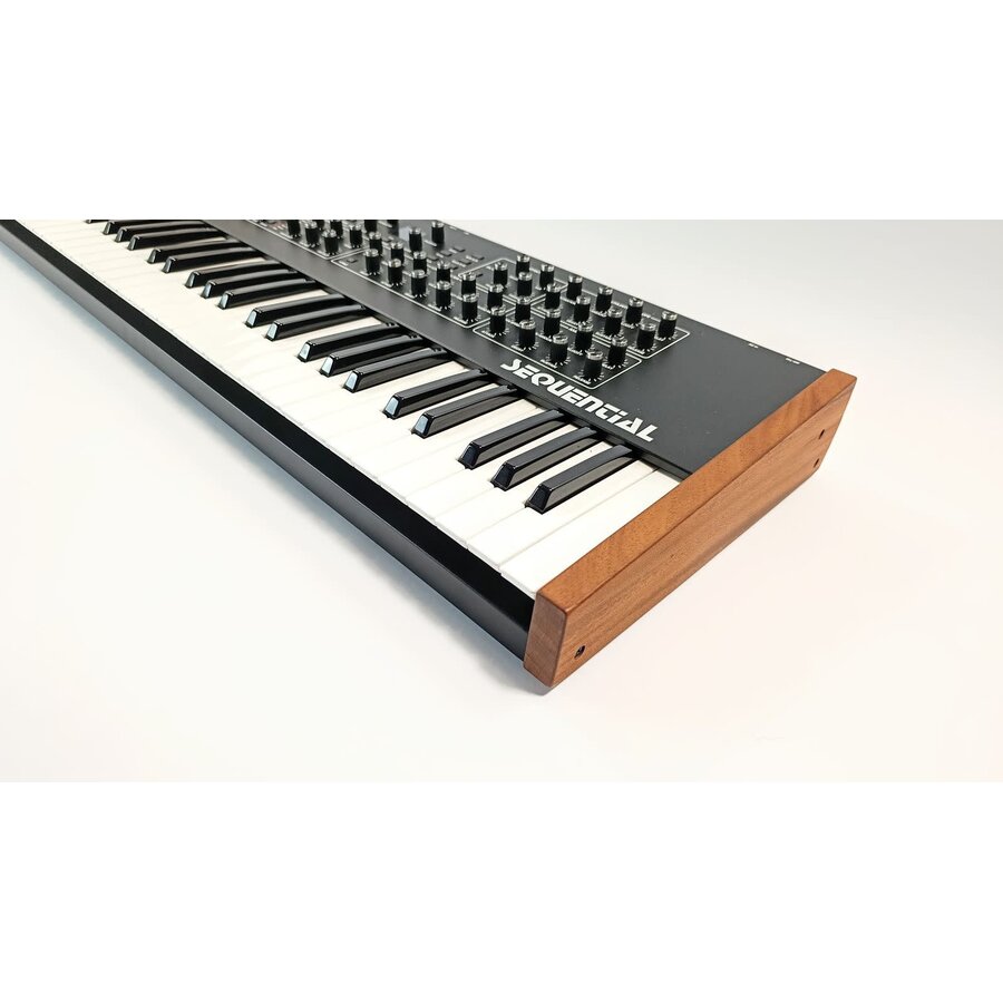 Sequential Prophet Rev-2  8-voice  + Thon case