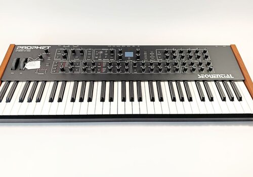 Sequential Prophet Rev-2  8-voice  + Thon case 