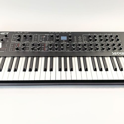Sequential Prophet Rev-2  8-voice  + Thon case 