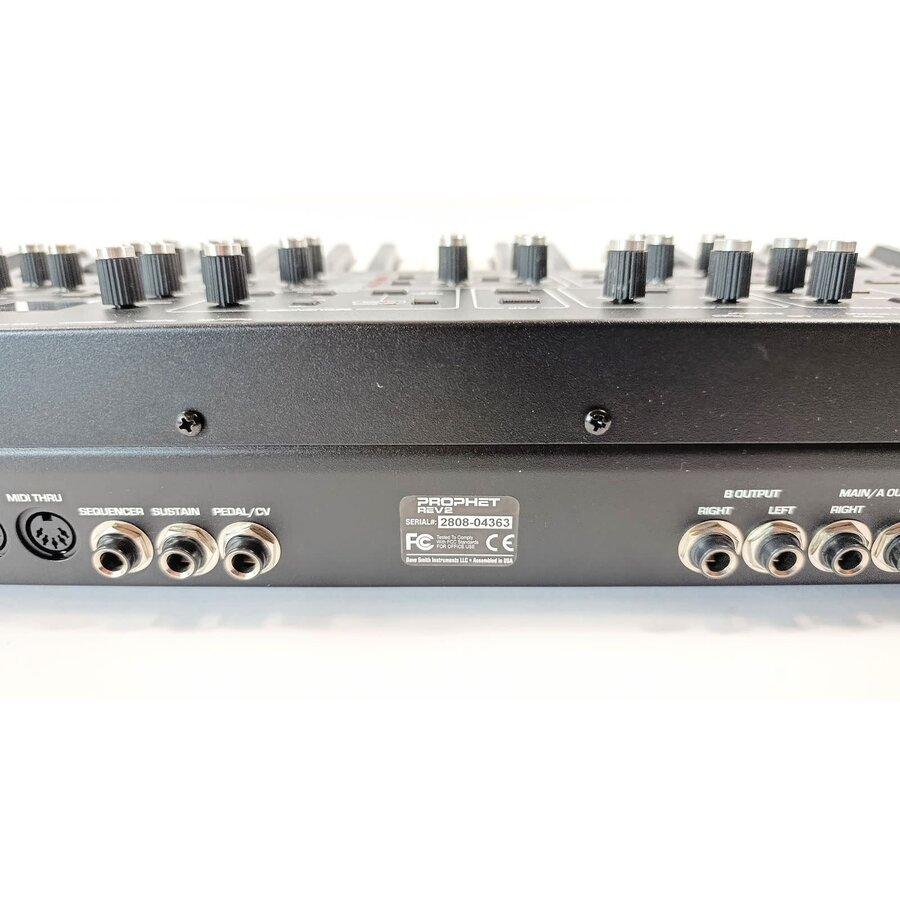 Sequential Prophet Rev-2  8-voice  + Thon case