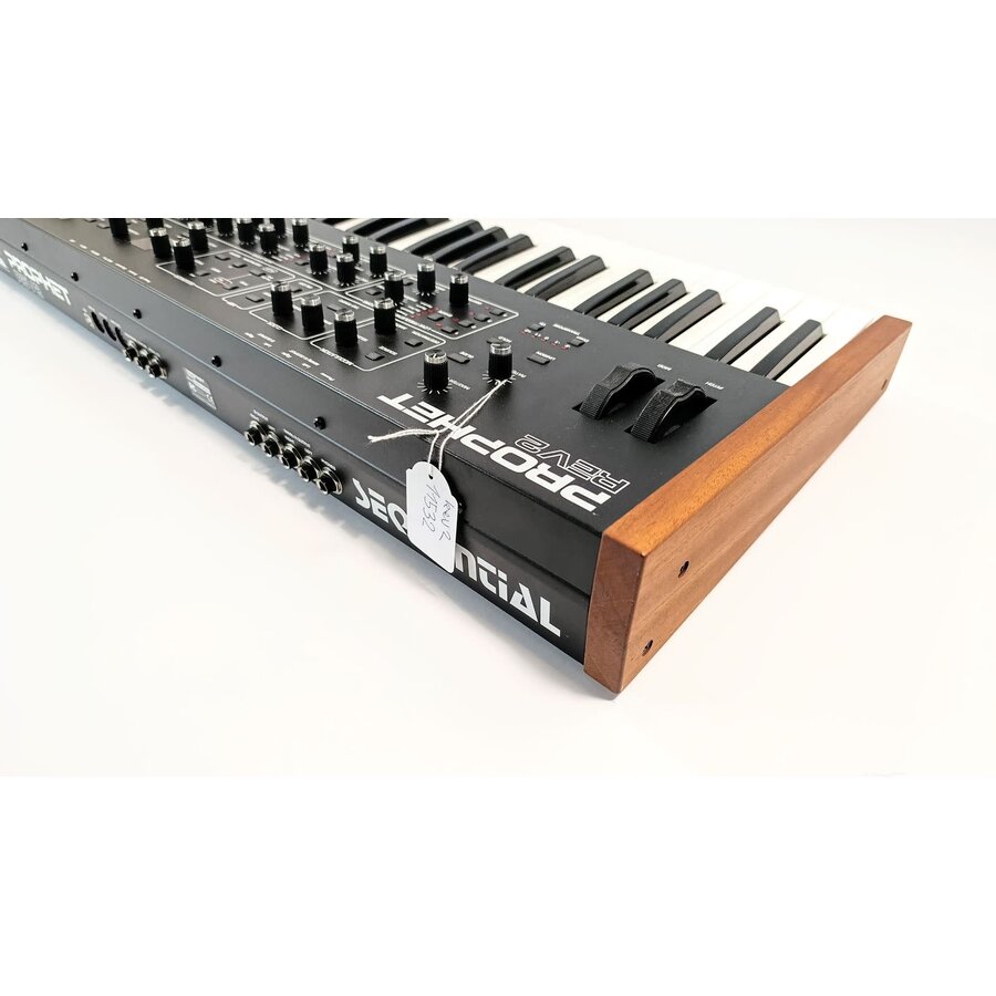 Sequential Prophet Rev-2  8-voice  + Thon case