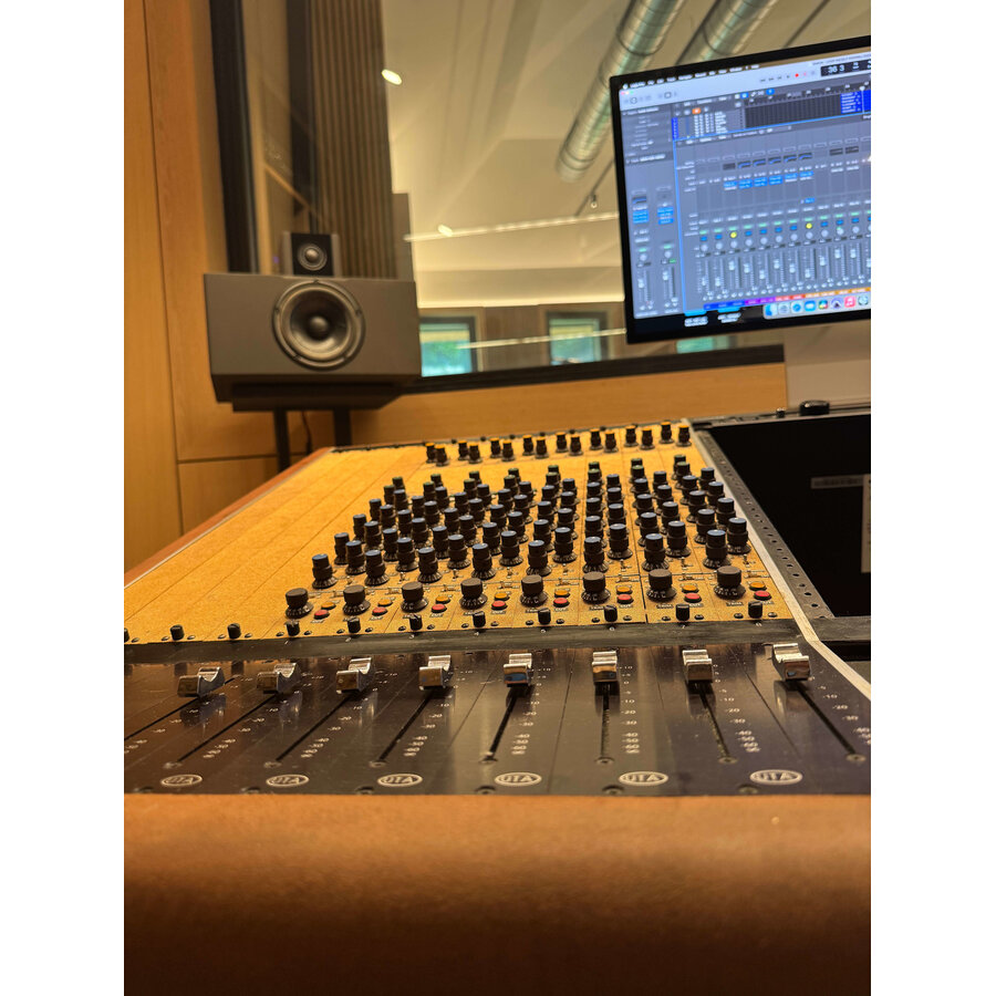 Undertone Audio Console 24ch 8 Fader ch. strips 16 summing ch
