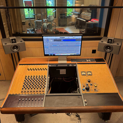 Undertone Audio Console 24ch 8 Fader ch. strips 16 summing ch 