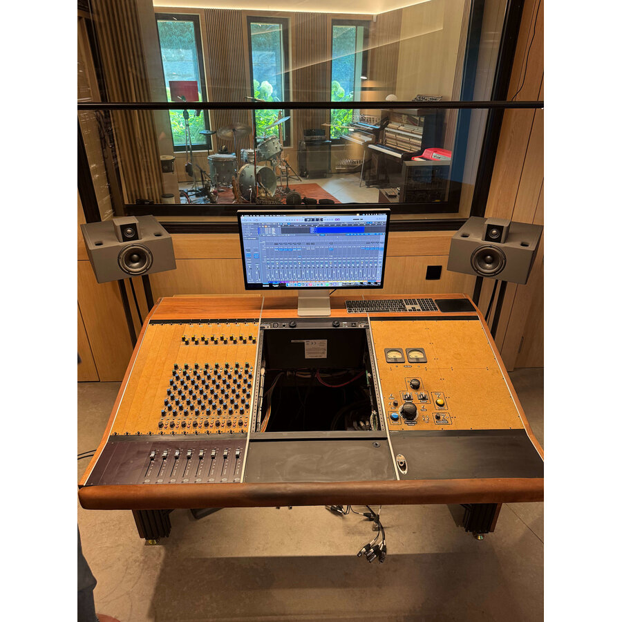 Undertone Audio Console 24ch 8 Fader ch. strips 16 summing ch