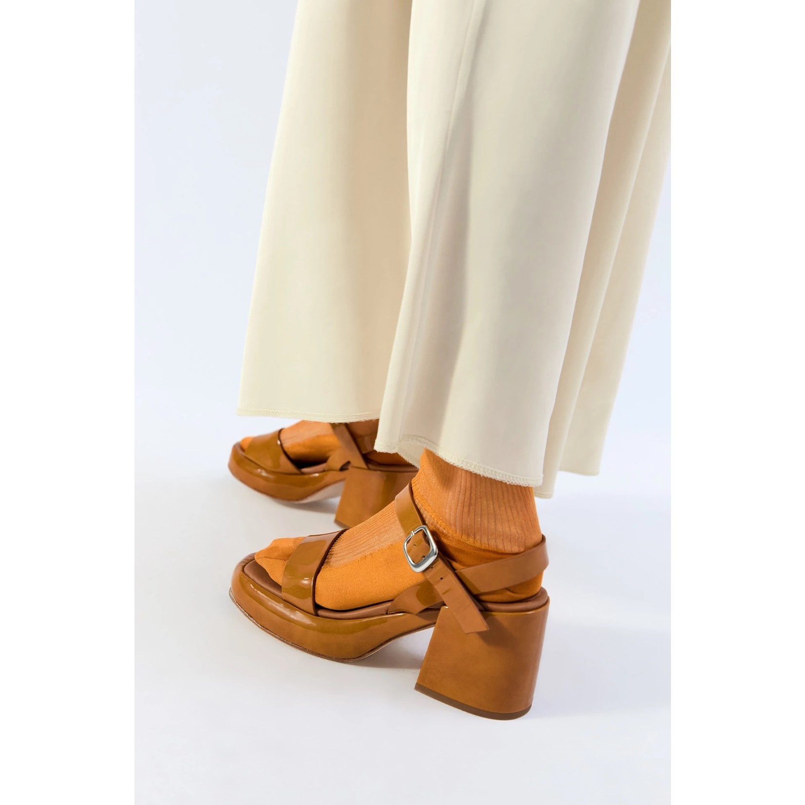 Miista Beverly camel sandalen geel