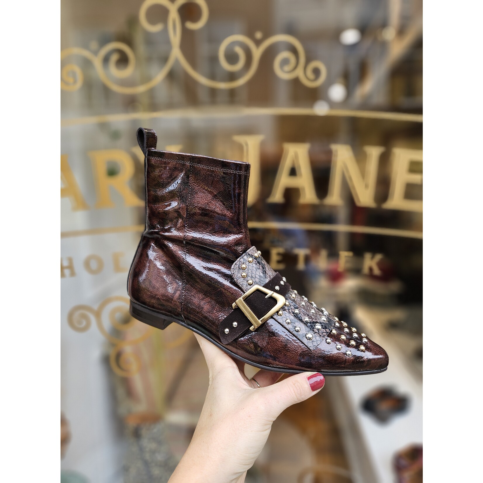 Pertini leren enkellaarsje plat studs EMONI bruin