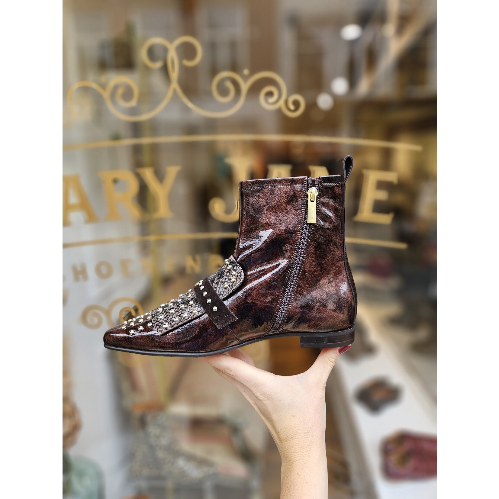 Pertini leren enkellaarsje plat studs EMONI bruin