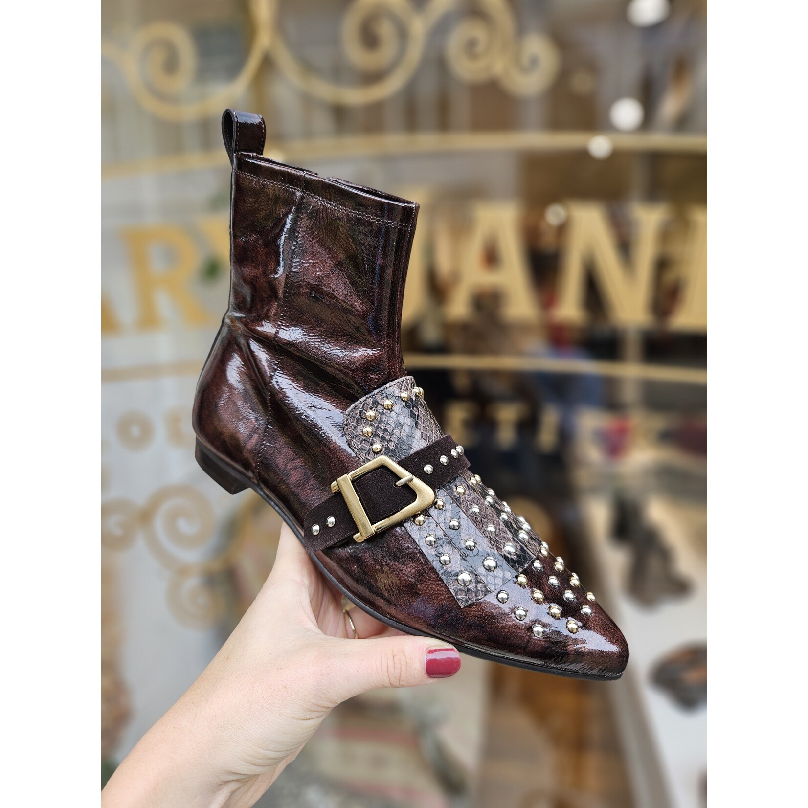 Pertini leren enkellaarsje plat studs EMONI bruin