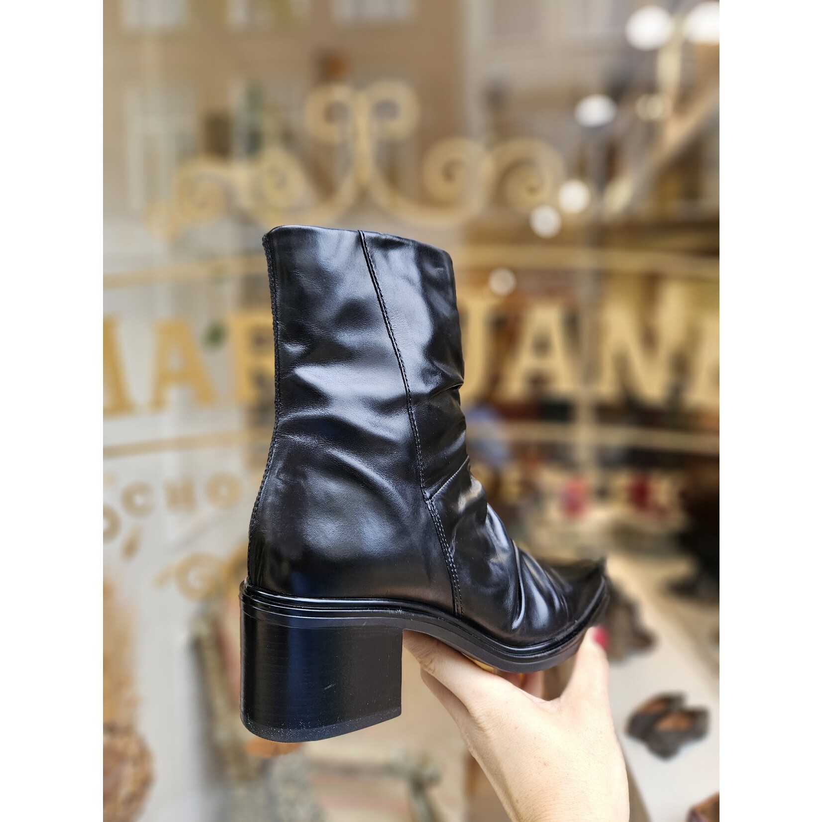 MJUS leren enkellaarsje plooi POKI zwart