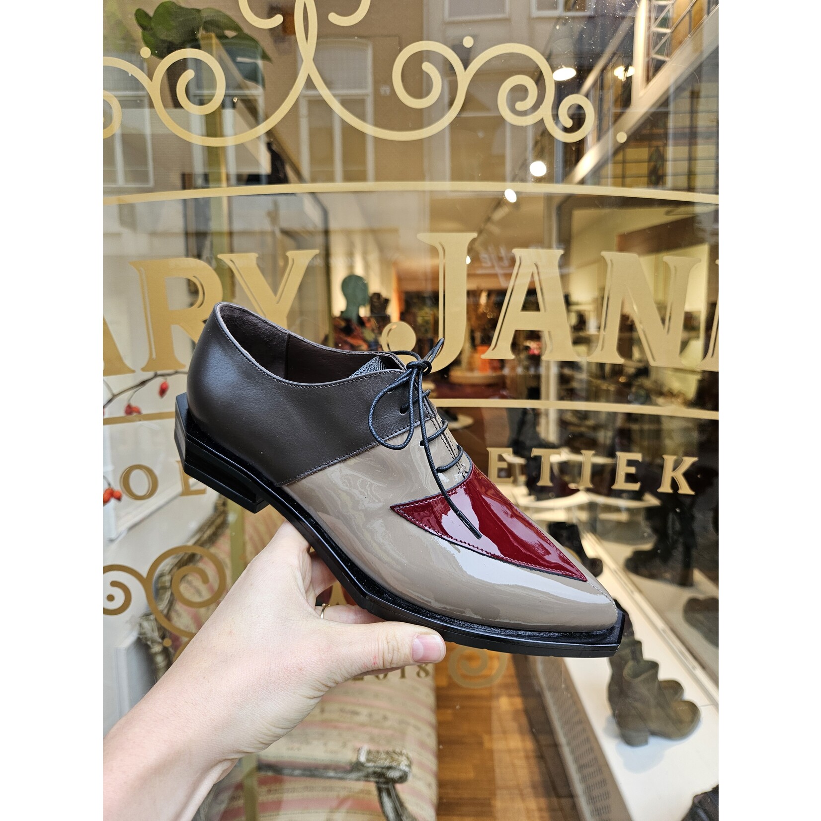 Le Bohemien leren veterschoen lak G32 taupe/bruin/rood