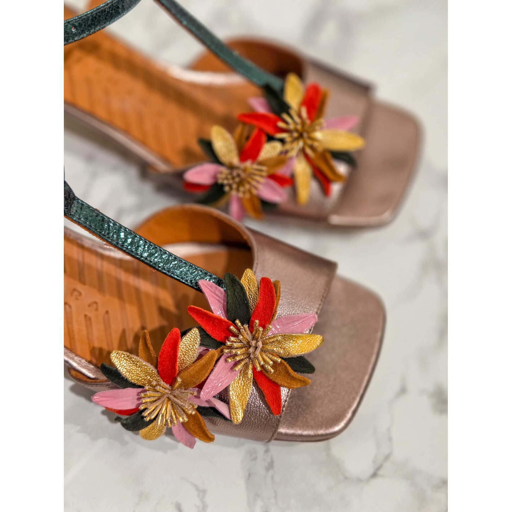 Chie Mihara sandaal flower YULIVA multi groen bronze