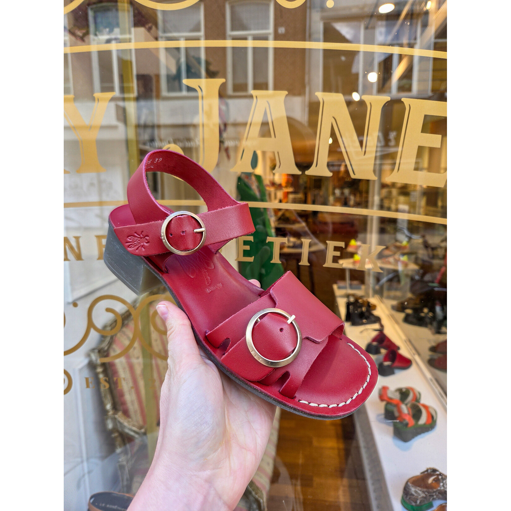 Fly London sandaal EBLI gesp lipstick red