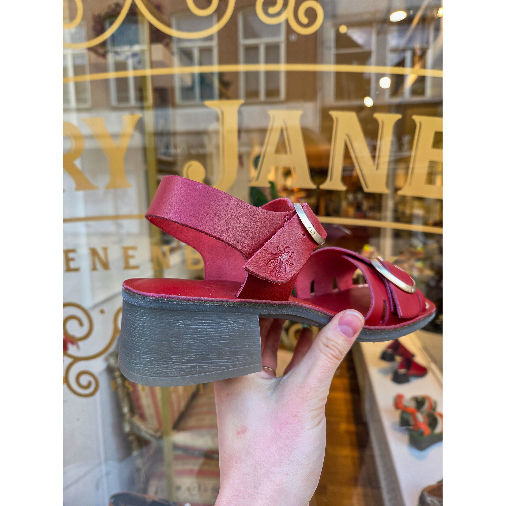Fly London sandaal EBLI gesp lipstick red