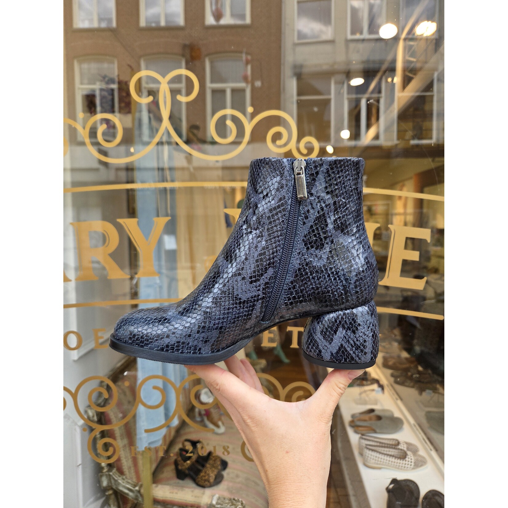 Atelier Content enkellaarsje FARAH cobra blue