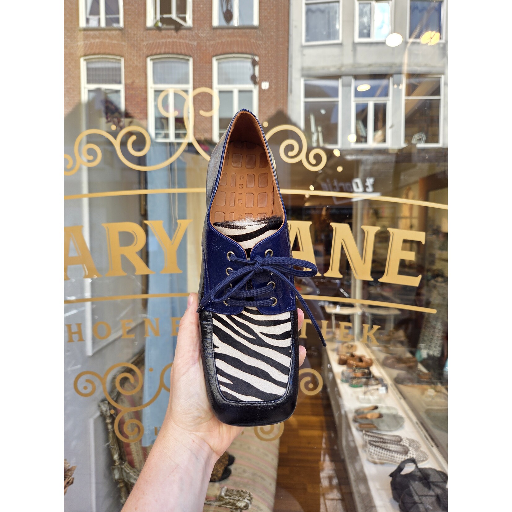 Chie Mihara veterschoen hakje IZMAYA print diep blauw zwart