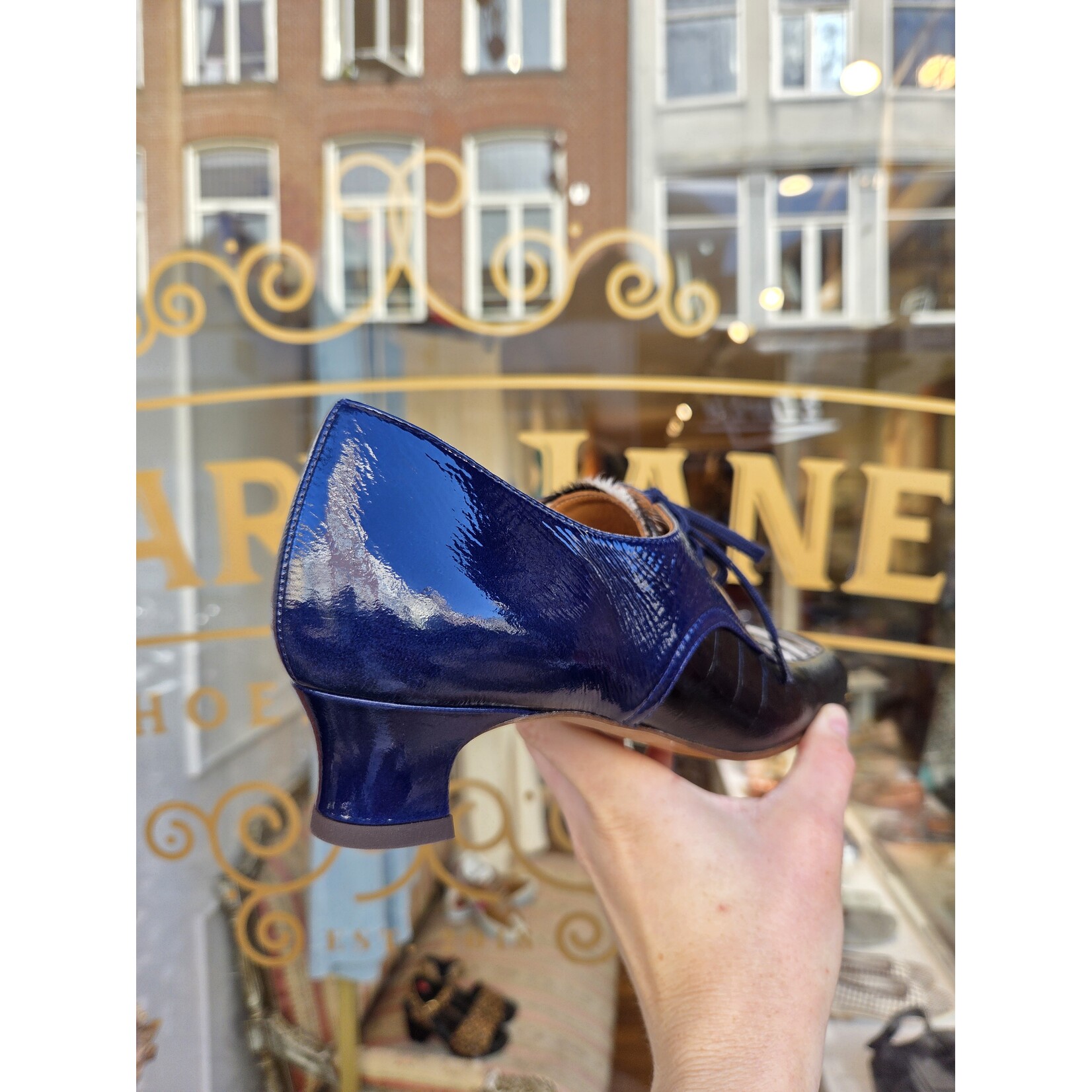 Chie Mihara veterschoen hakje IZMAYA print diep blauw zwart