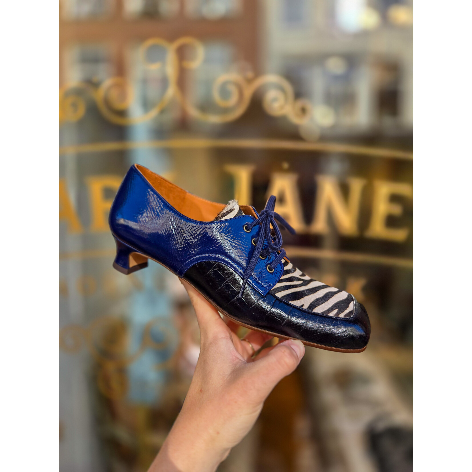 Chie Mihara veterschoen hakje IZMAYA print diep blauw zwart