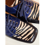 Chie Mihara veterschoen hakje IZMAYA print diep blauw zwart