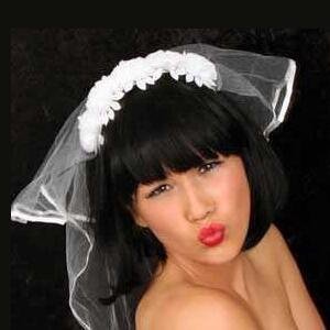 Diadeem met tule en witte bruidsbloemen Op is Op