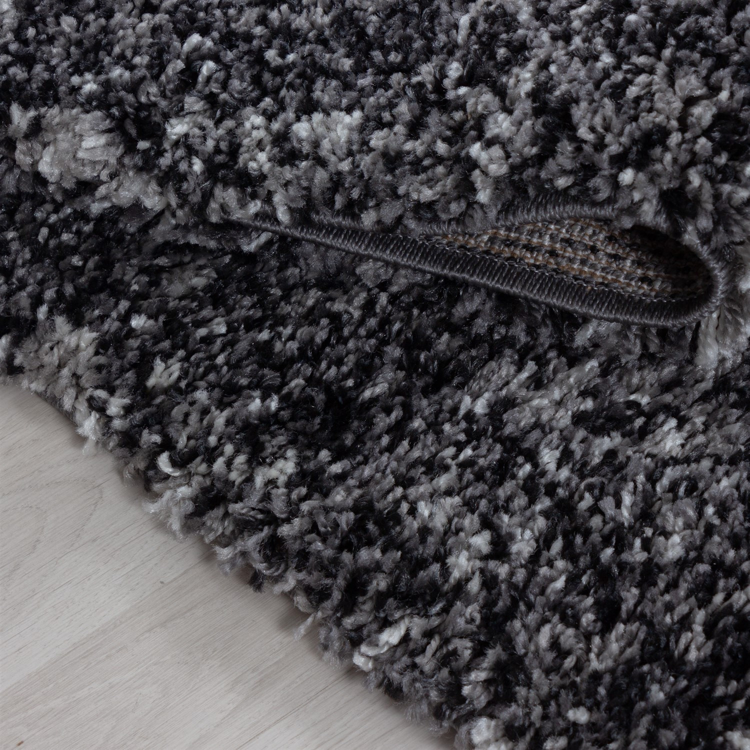 Ben je zoek naar een Hoogpolig Antraciet - - Grijs - vloerkleed? Lorium bestaat uit verschillende dessins kleuren. - Flycarpets.nl