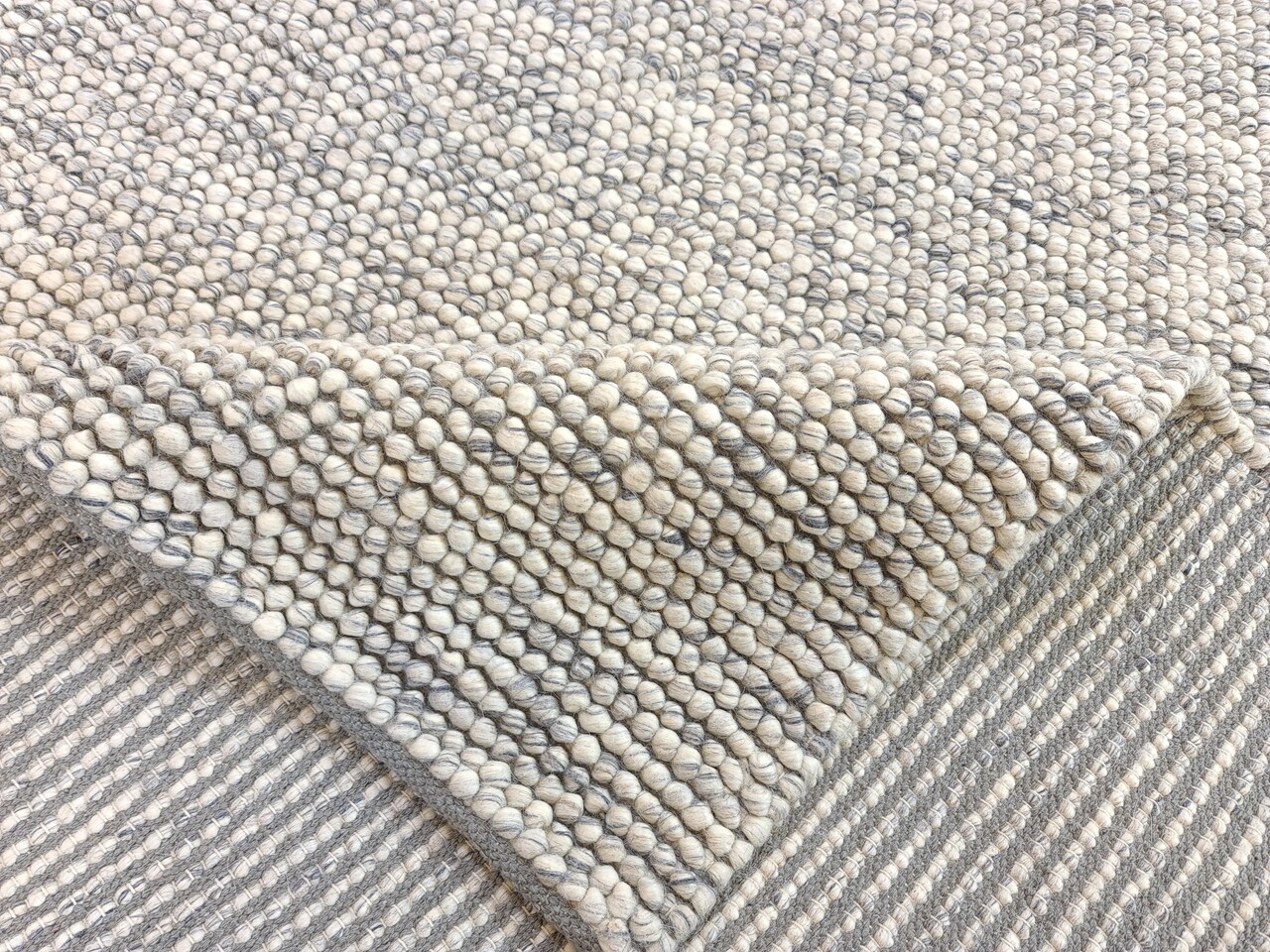 Ventura Bolletjes Grijs / Crème Handgemaakt vloerkleed - Ventura Bolletjes Grijs / Crème Handgemaakt vloerkleed -