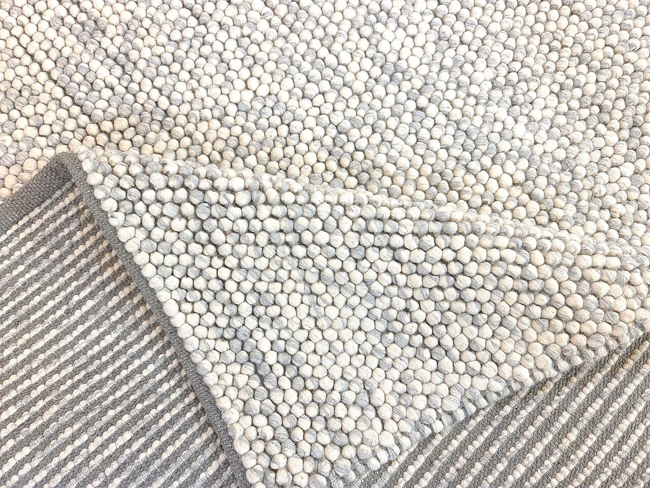 Ventura Bolletjes Lichtgrijs Handgemaakt vloerkleed