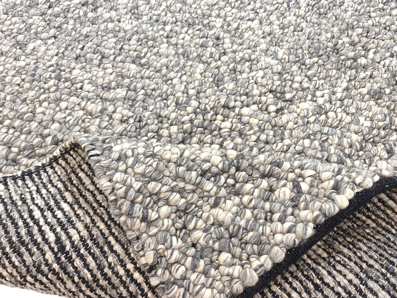 Ventura Bolletjes Grijs Handgemaakt vloerkleed Ventura Bolletjes Grijs Handgemaakt vloerkleed