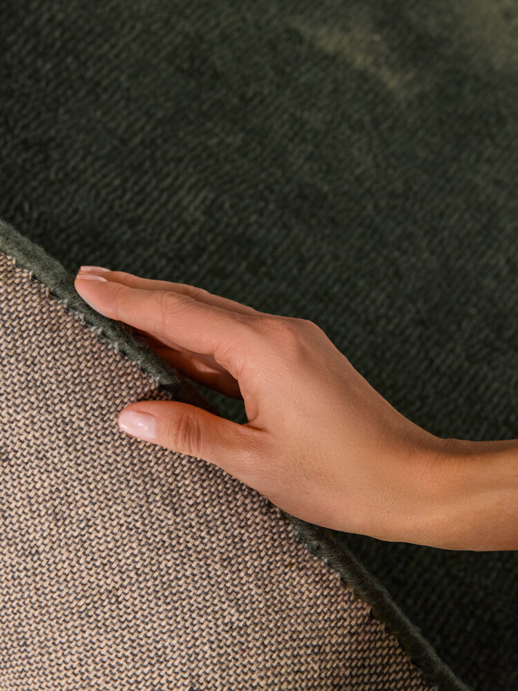 Organisch rond wollen vloerkleed - Kari Groen