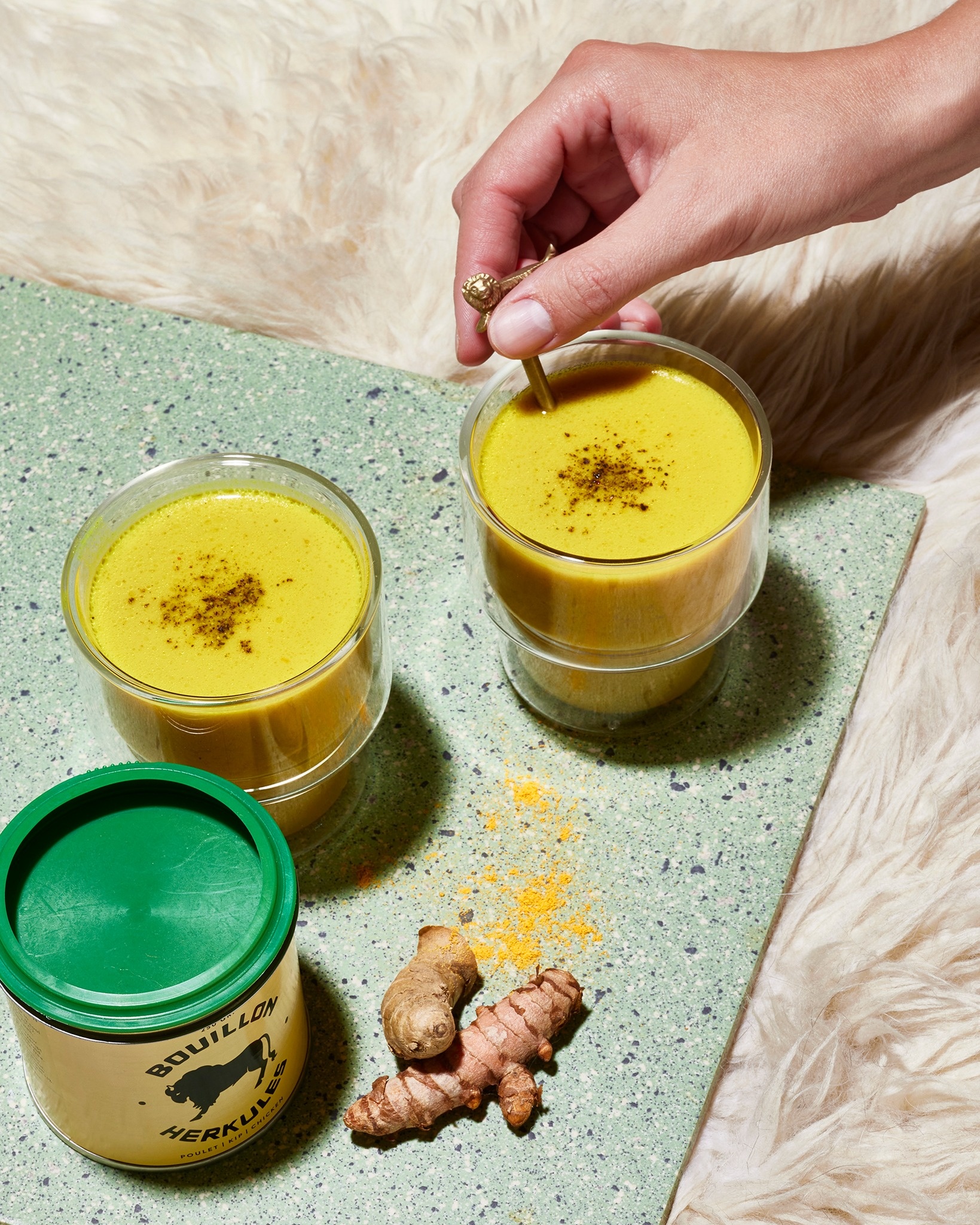 Golden Latte mit Bouillon und Kurkuma
