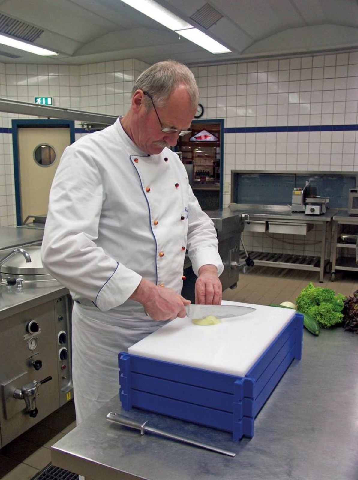 Professionelle Schneidbretter und Schneidbrett-Erhöhungen für Ihre Küche.