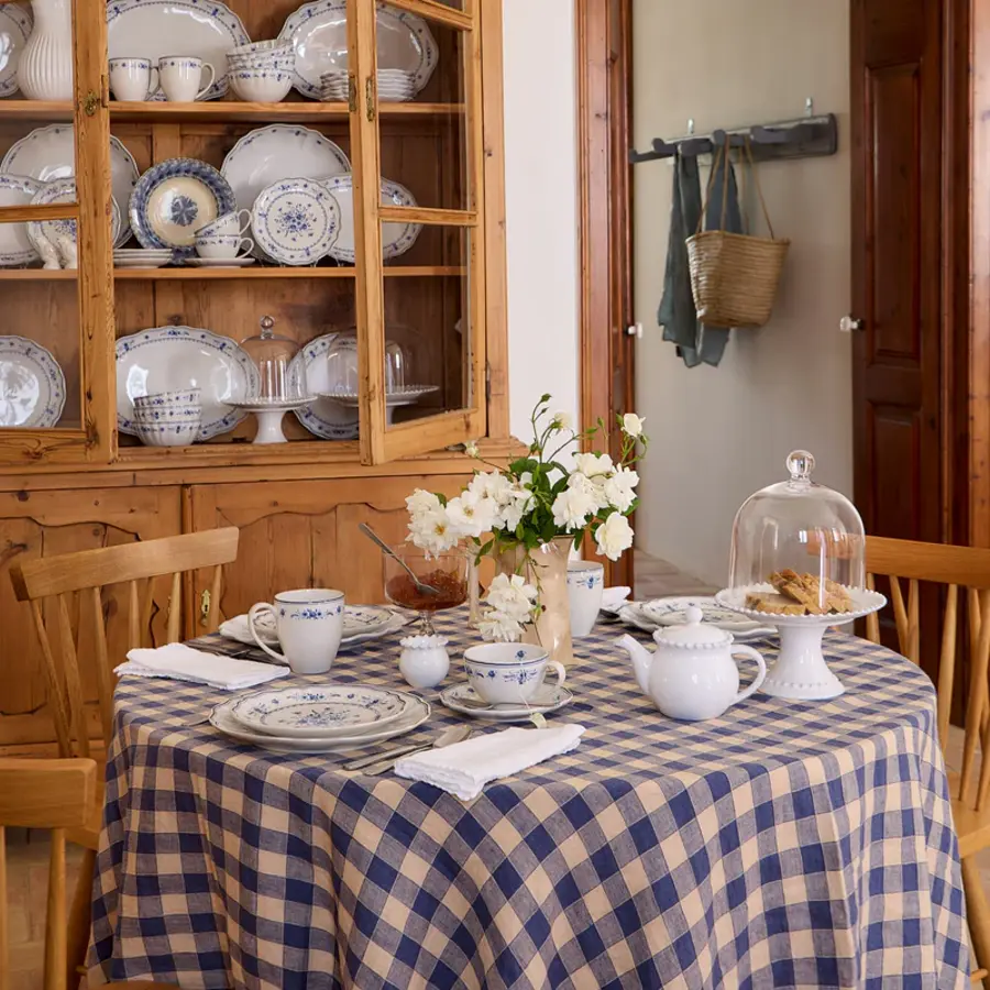 Teacup & saucer 26cl Vila white-blue