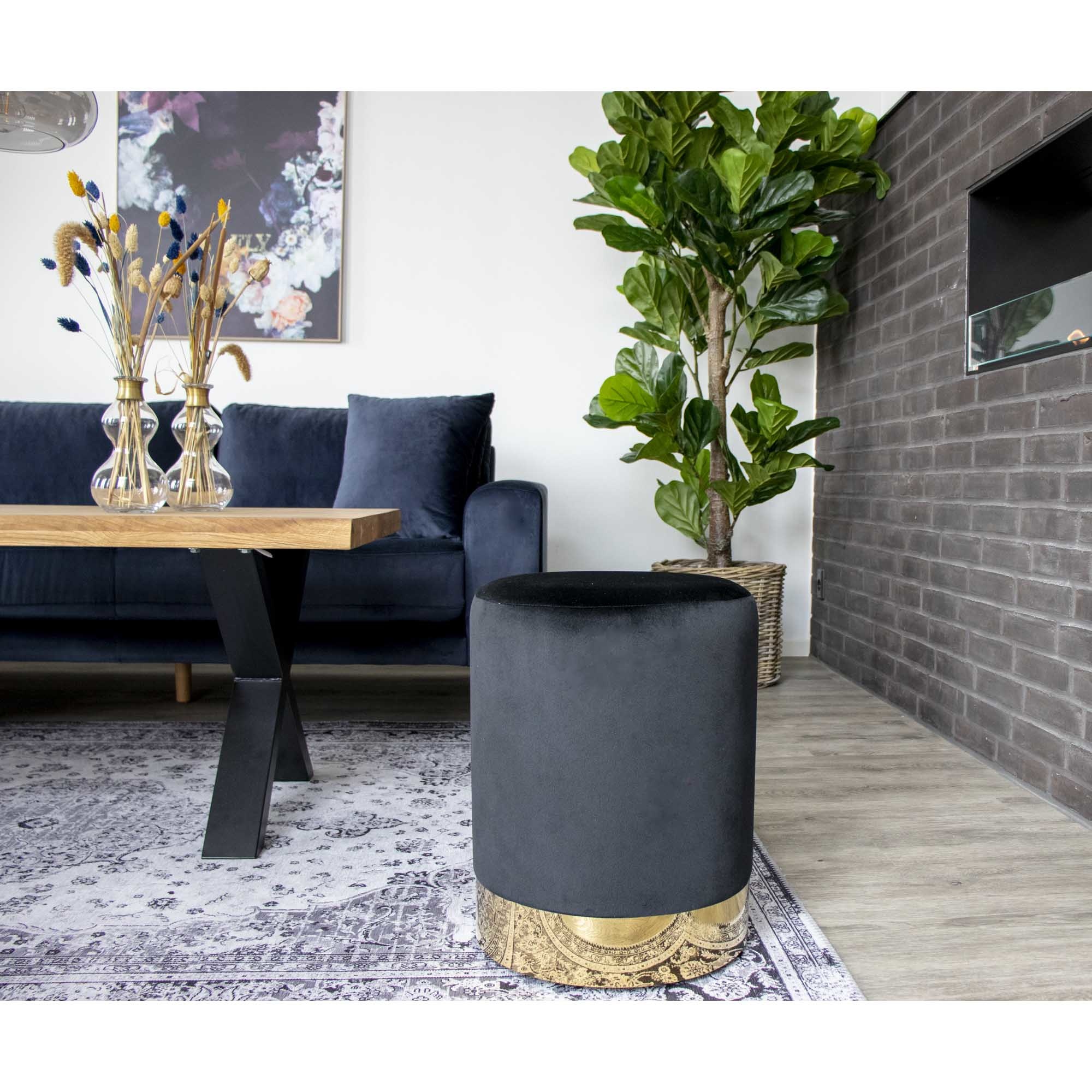 Gamby Footstool - Fußhocker aus schwarzem Samt mit messingfarbenem Stahlfuß