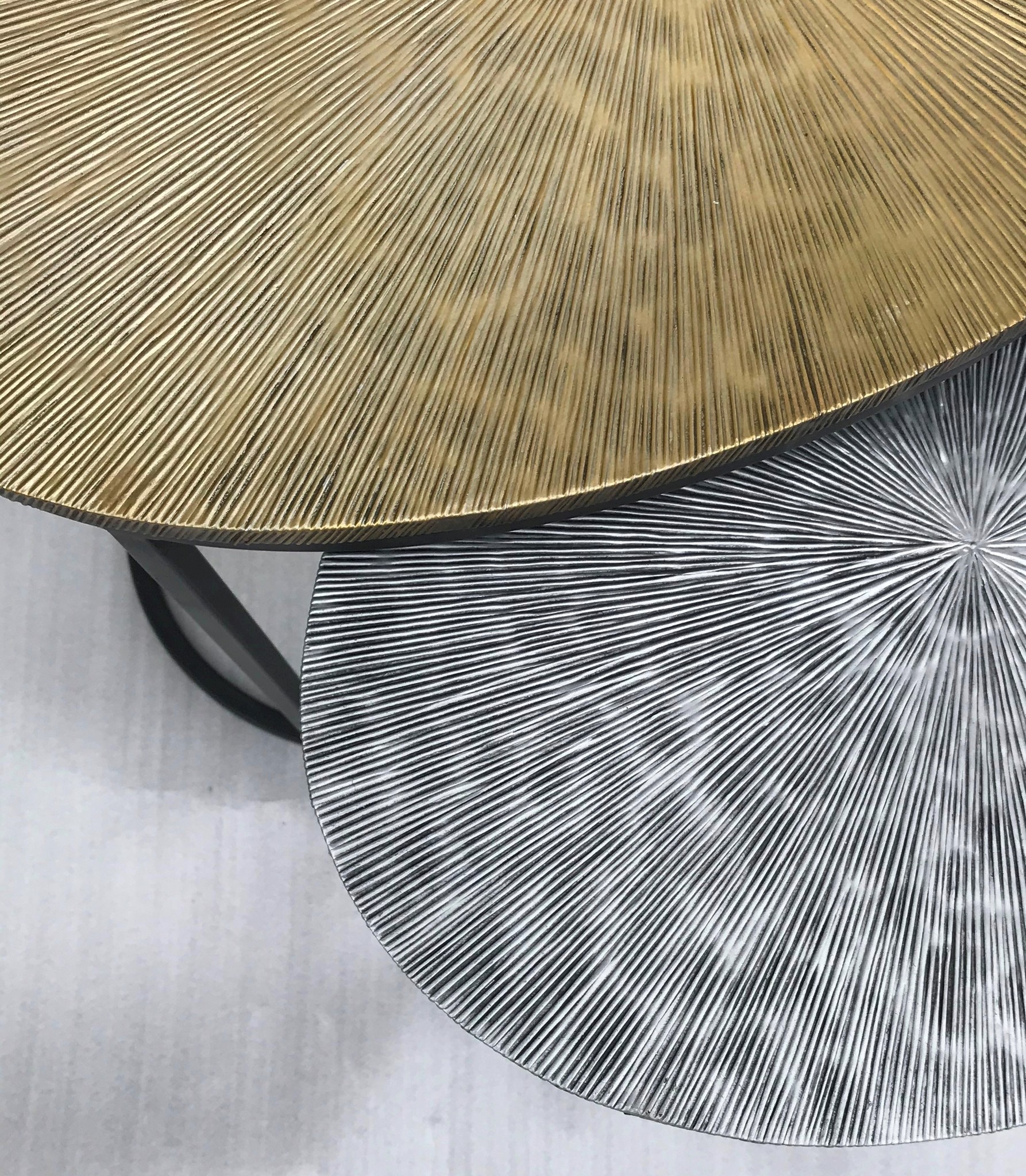 Couchtisch Fletcher Oval - 55/40cm - Aluminium/Eisen - Silber/Gold/Grau
