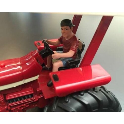 AT Collections Jeff zittend op tractor (1:32)