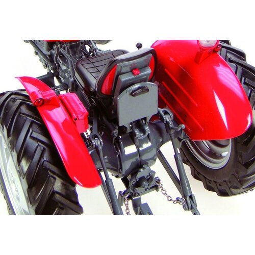 Universal Hobbies Massey Ferguson 135 Tractor (1:16)