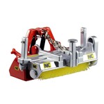 Britains NC tractor veegmachine link a sweep (1:32)