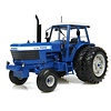 Universal Hobbies Ford TW30 2wd tractor met dubbellucht (1:32)