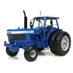 Universal Hobbies Ford TW30 2wd tractor met dubbellucht (1:32)