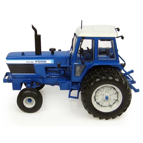 Universal Hobbies Ford TW30 2wd tractor met dubbellucht (1:32)