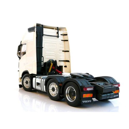 Marge Models Volvo FH16 6x2 vrachtwagen wit (1:32)