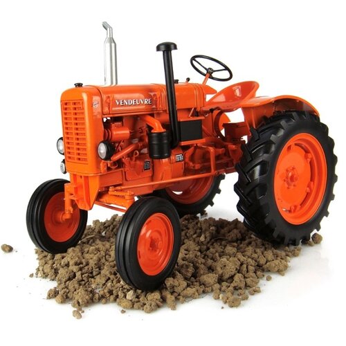Universal Hobbies 2832 - Vendeuvre Super BB Type 31 Tractor (1:16)
