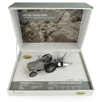 Universal Hobbies 5364 - Ferguson TEA20 met rumptstad ploeg (1:32)