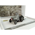 Universal Hobbies 5364 - Ferguson TEA20 met rumptstad ploeg (1:32)
