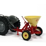 Universal Hobbies 6227 - Vicon B75 getrokken pendel strooier (1:32)