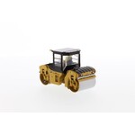 Diecast Masters CAT CB13 asfalt wals met cabine (1:50)