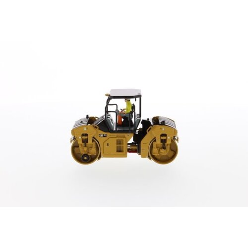 Diecast Masters CAT CB13 asfalt wals met afdakje (1:50)
