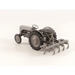 Universal Hobbies Ferguson TE20 met ploeg en cultivator Lim. ed. (1:32)