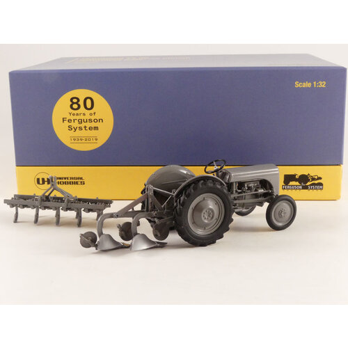 Universal Hobbies Ferguson TE20 met ploeg en cultivator Lim. ed. (1:32)